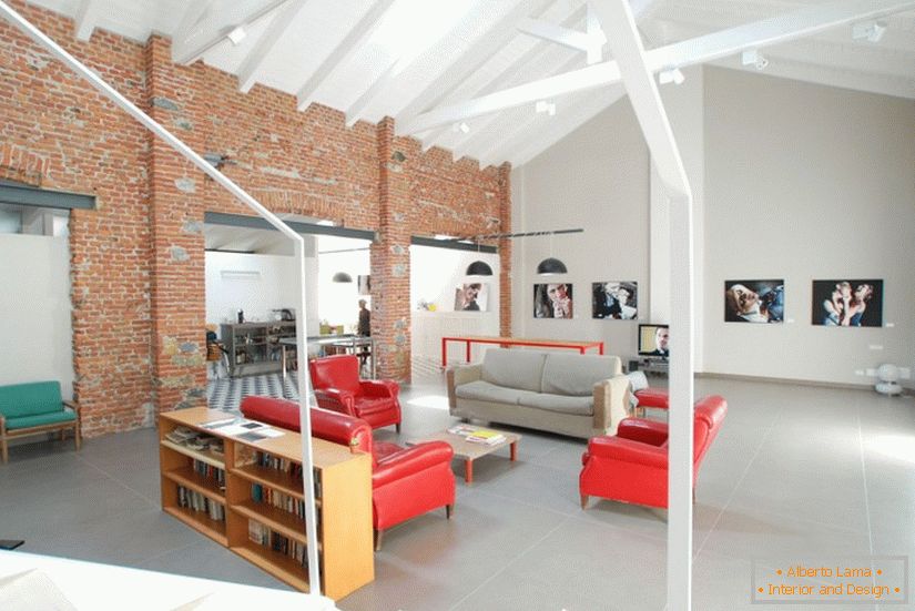 Egy új stúdió apartman nappalija Olaszországban