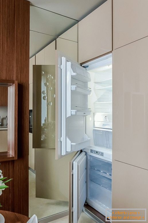 Hűtőszekrény a konyhában az optikai illúzió hatásával