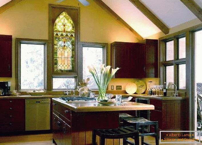 Az ólomüveg a konyhában az ország stílusában védelmet nyújt a felesleges napfény ellen. 
