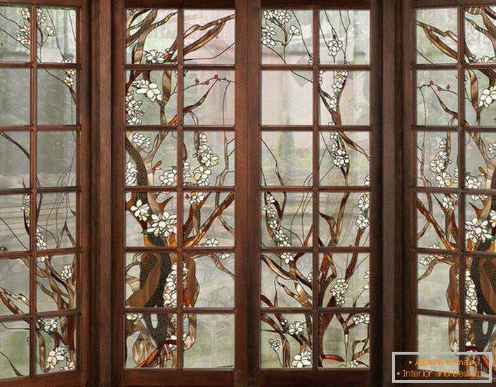A sötét fából készült ablakok üveggel díszítettek. Bonyolult figurák a belsőépítészeti tervezéshez ország- vagy modern stílusban.