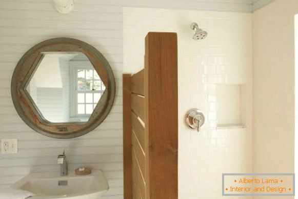 Kis zuhanyzók - egy fénykép egy fából készült válaszfallal