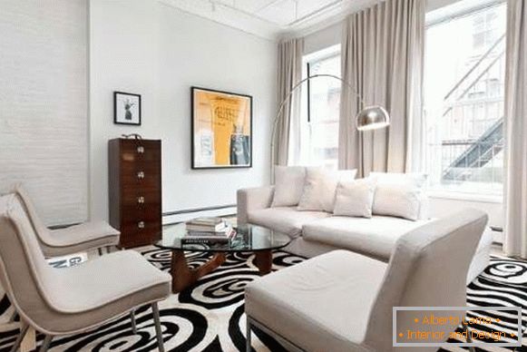 Fekete és fehér szőnyeg a nappaliban egy modern dizájnnal