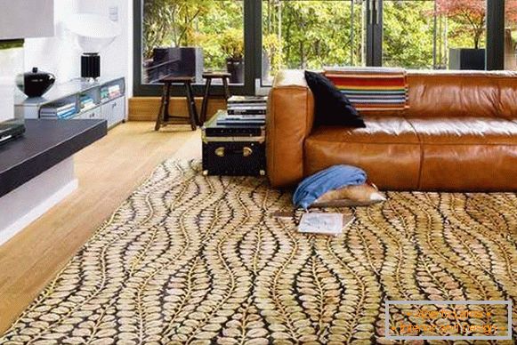 Gyönyörű szőnyegek a nappaliban virágos mintákkal