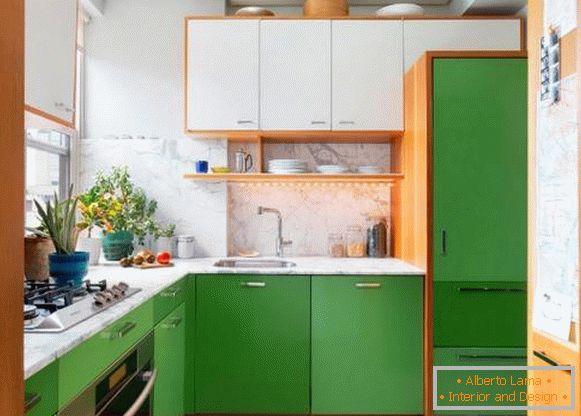 Kis konyha fehér és zöld tónusokkal