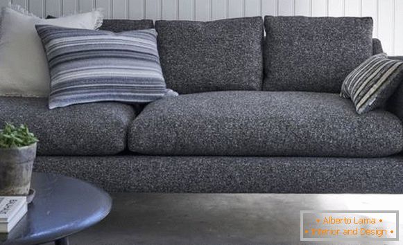 Kárpitos kanapé, szőnyeg és párnák a Designers Guild 2016 gyűjteményéből