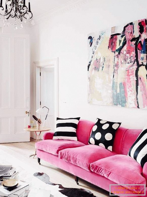 Rózsaszín kanapé a nappali belsejében Fotó