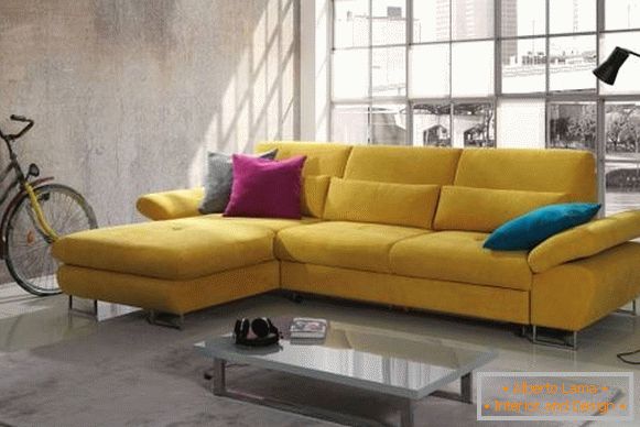 Gyönyörű kanapé fényes színű a fénykép belsejében