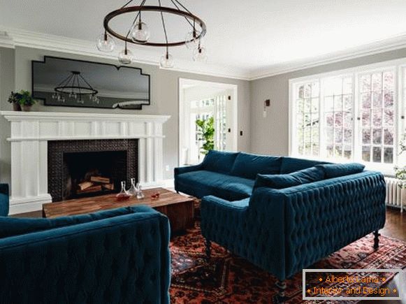Luxus kanapé bársony kárpitozással a nappaliban