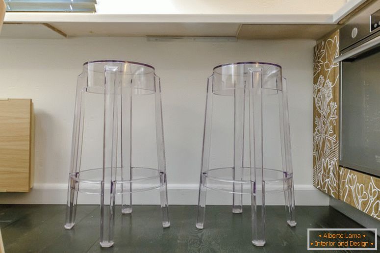 Kreatív, átlátszó konyhai székek