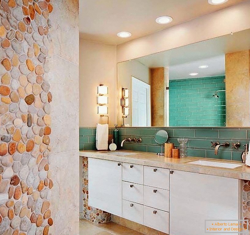 Mozaik egy kőből egy fürdőszoba belsejében