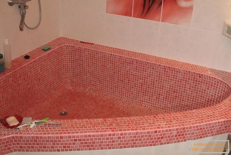 Rózsaszín mozaikból készült fürdő