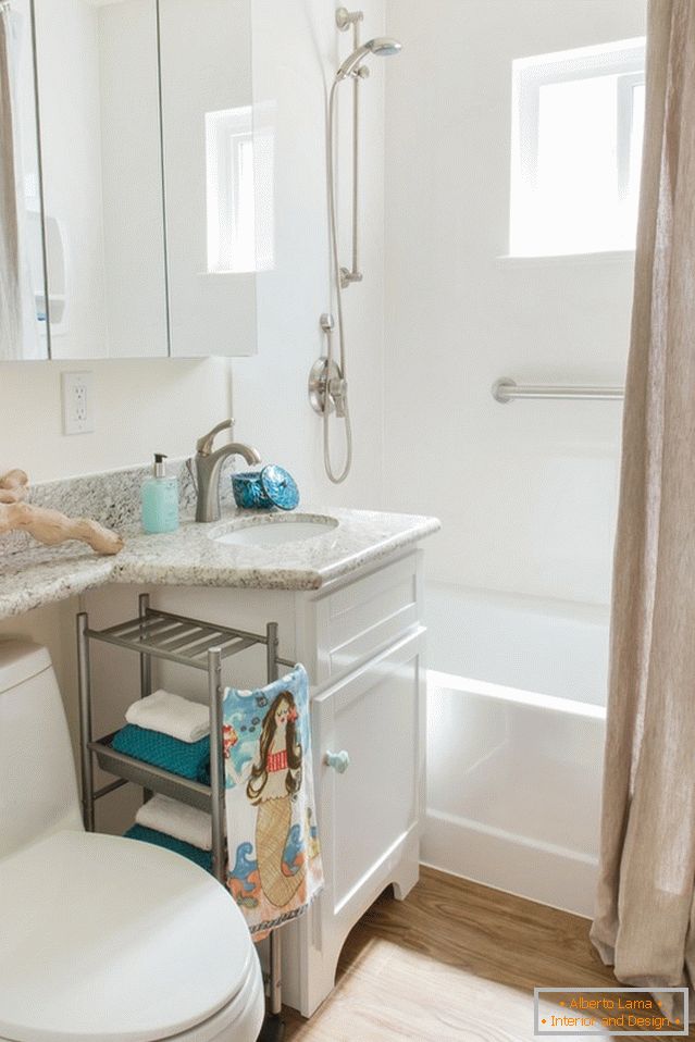 Egy kis fürdőszoba fehér színű belső térben