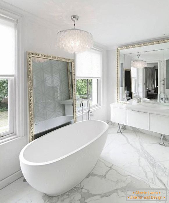 Fehér fürdőszoba arany dekorációval