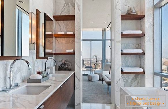 A márvány és fa kombinációja a fürdőszobában