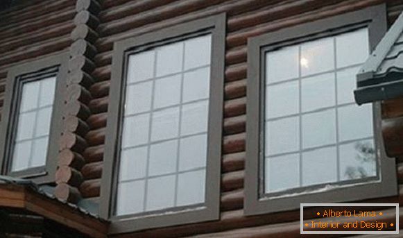 Gyönyörű díszítő ablakok egy faházban, fotó 10