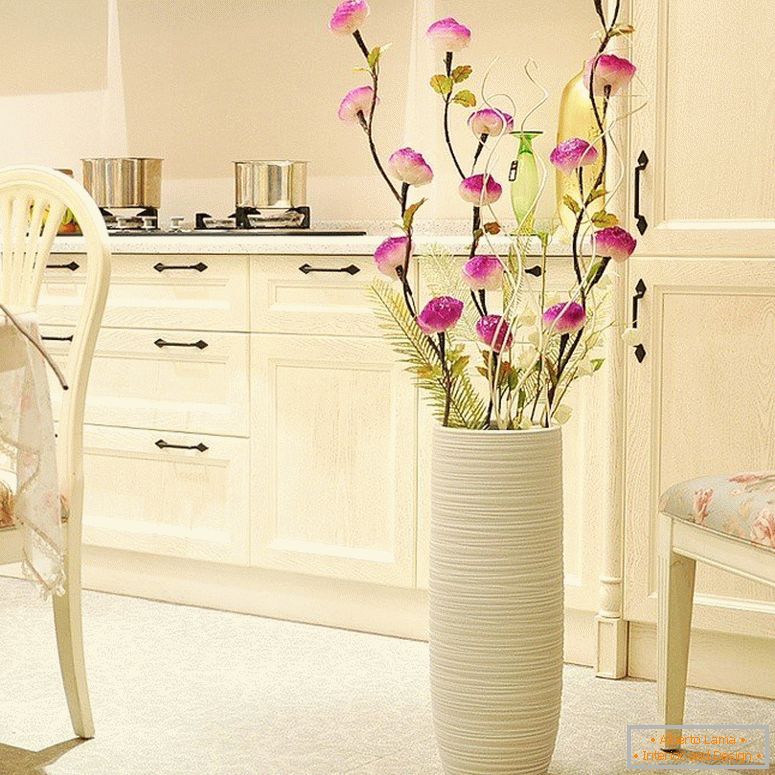 Váz virággal a konyhában