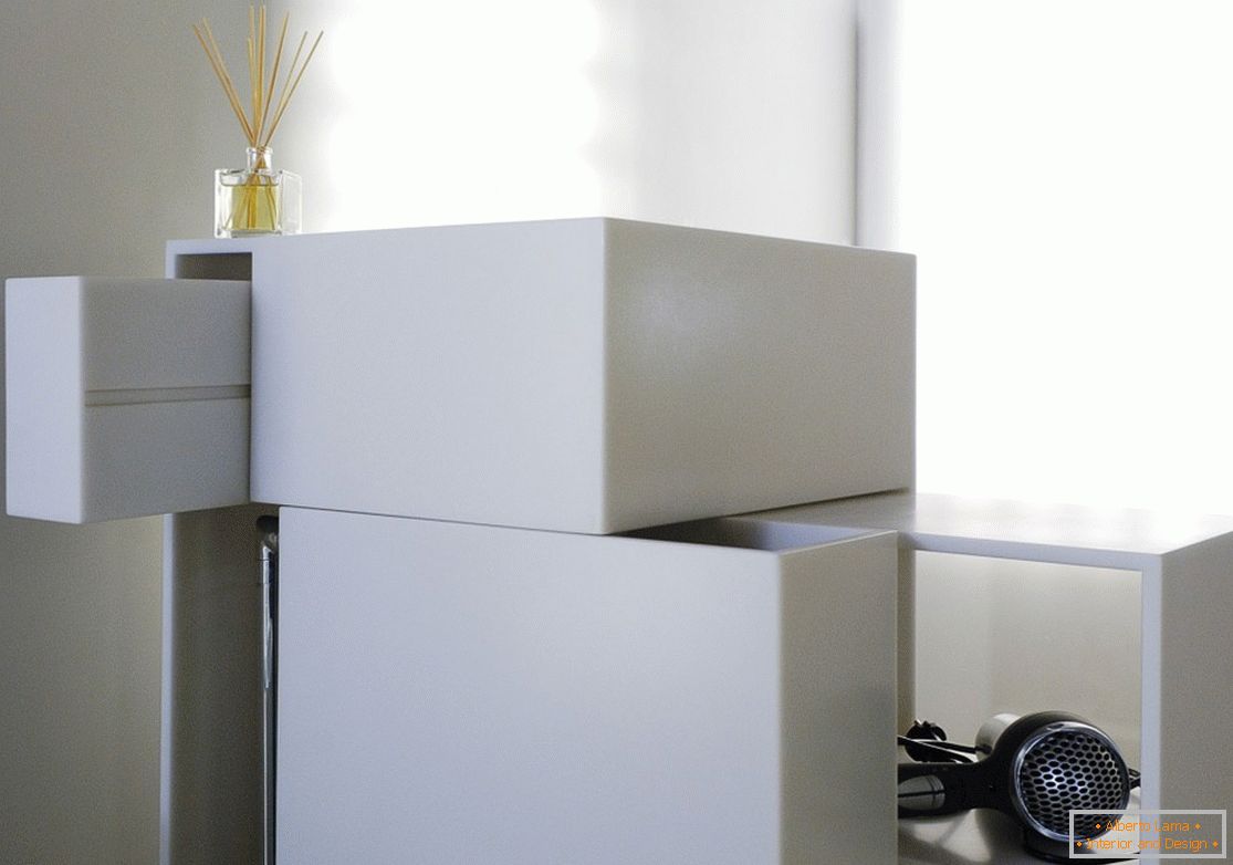 A fehér színű szekrény érdekes kialakítása otthon