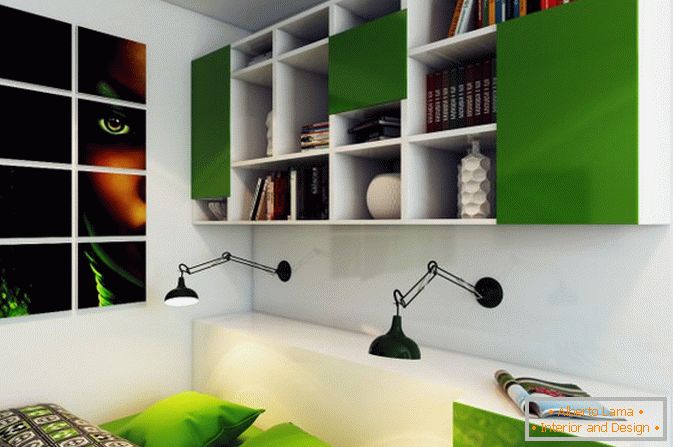 Könyvpolcok egy kis stúdió apartman hálószobájában Oroszországban