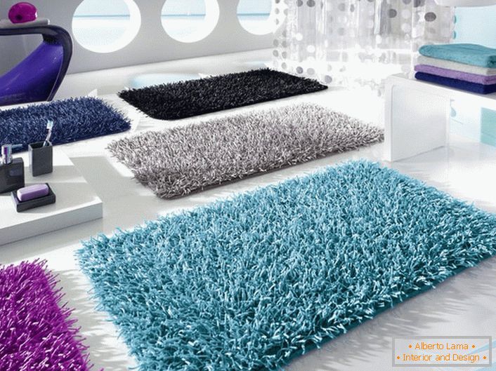 A világos színes fürdőszobai szőnyegek nemcsak gyakorlati feladatok elvégzésére, hanem hangulatos, kényelmes légkör kialakítására is alkalmasak.