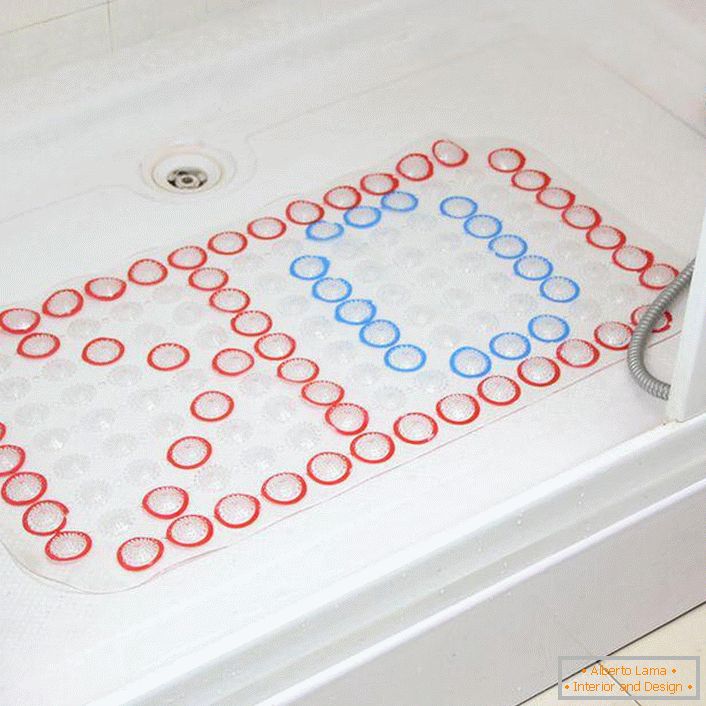 Csúszásmentes szőnyeg a zuhany - nem csak érdekes díszítő díszítés, hanem egyfajta biztonsági intézkedés.