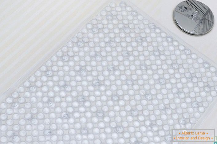 Csúszásgátló szőnyeg alkalmas zuhanyzóval és káddal. A transzparens textúra nem sérti a tervezési szándék fogalmát. 