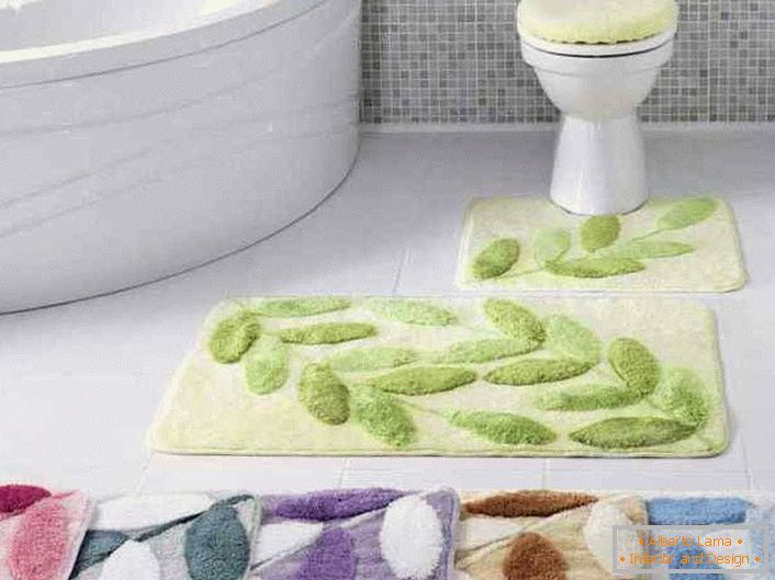 A fürdőszobai szőnyegek kialakításához egyszínű megoldást használnak. Ugyanez a design teszi teljessé és elegánsvá a belső tér képét.
