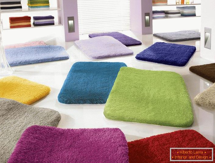 Az univerzális kialakítás a szőnyeg számára egy nagy bolyhos fürdőszoba számára lehetővé teszi a használatát minden fürdőszobában. A legfontosabb dolog helyesen meghatározni a színt.