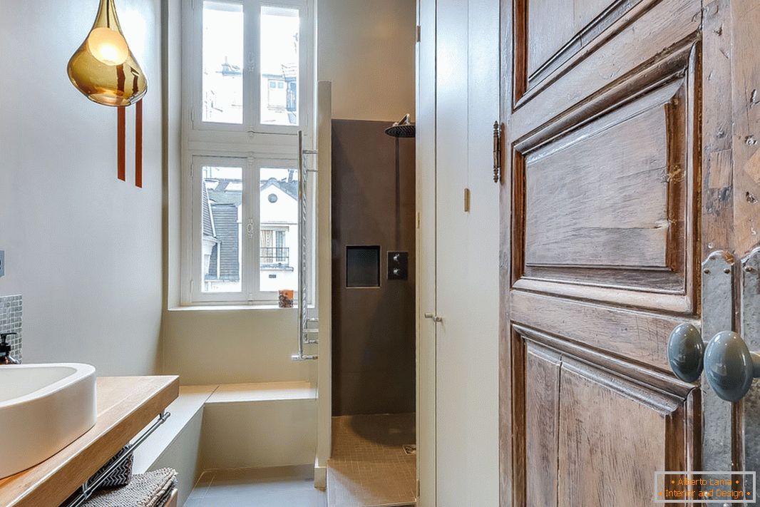 Fürdőszoba a minimalizmus stílusában, a régiségekről szóló ékezetekkel
