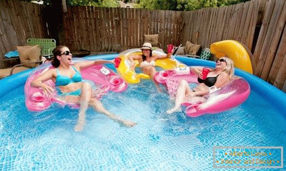 Minőségi felfújható medence a nyári rezidenciára - fotók felnőttekkel