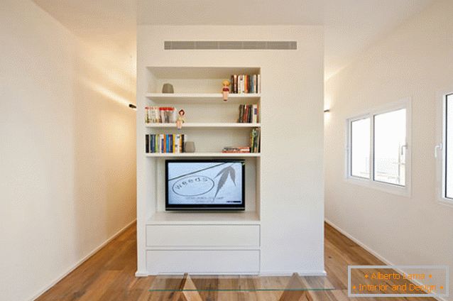 Tel Aviv téglalap alakú stúdió lakás nappalija