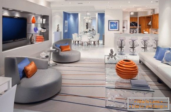 A narancs és a kék kombinációja a szürke nappaliban