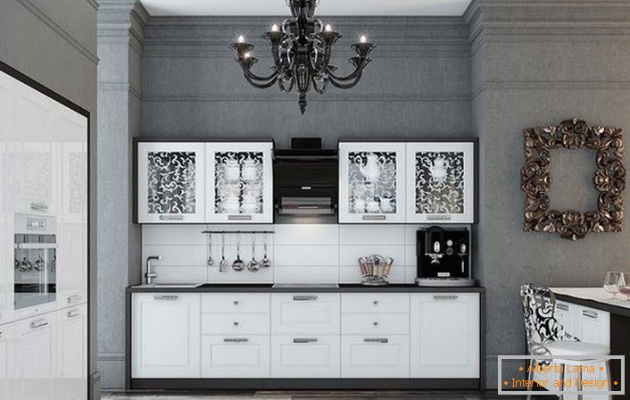 A konyha a kontrasztos fehér és fekete színek előnyös kombinációjában készült. Fényes felületek kecsesen illeszkednek a belső térbe a neoklasszikus stílusban.