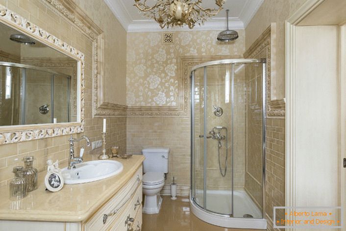 Stílusos fürdőszoba. A neoklasszikus belső stílusa tágas és funkcionális helyiségben néz ki.