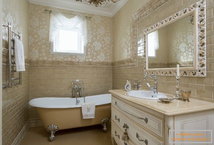 Egy neoklasszikus stílusú fürdőszoba egy spanyol család házában.