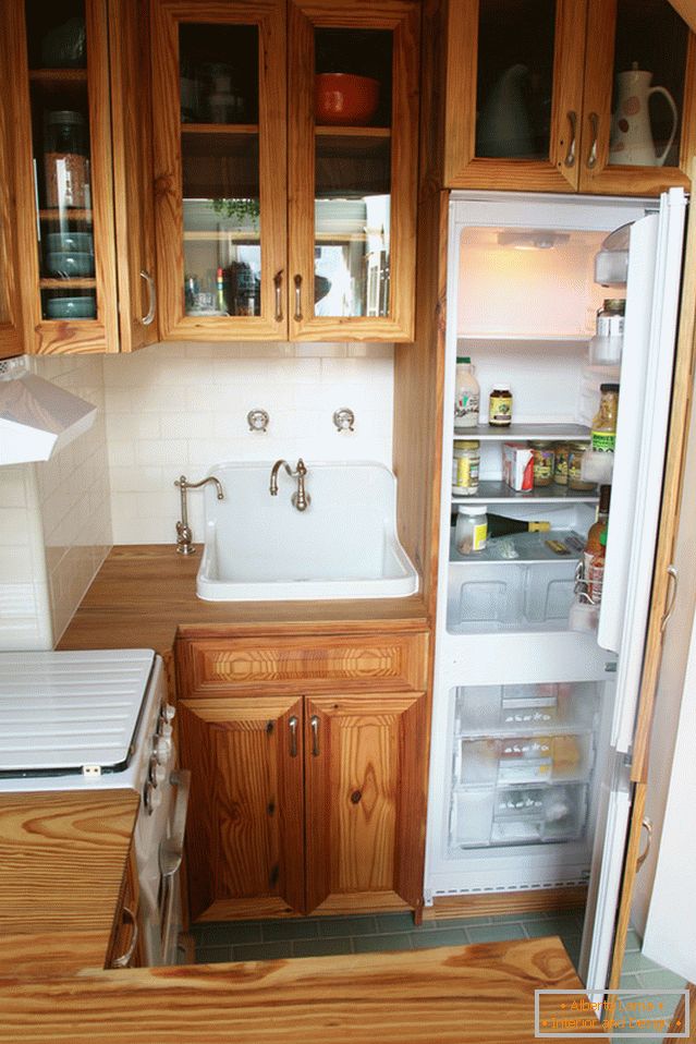A rejtett hűtőszekrény a régi konyha belsejében