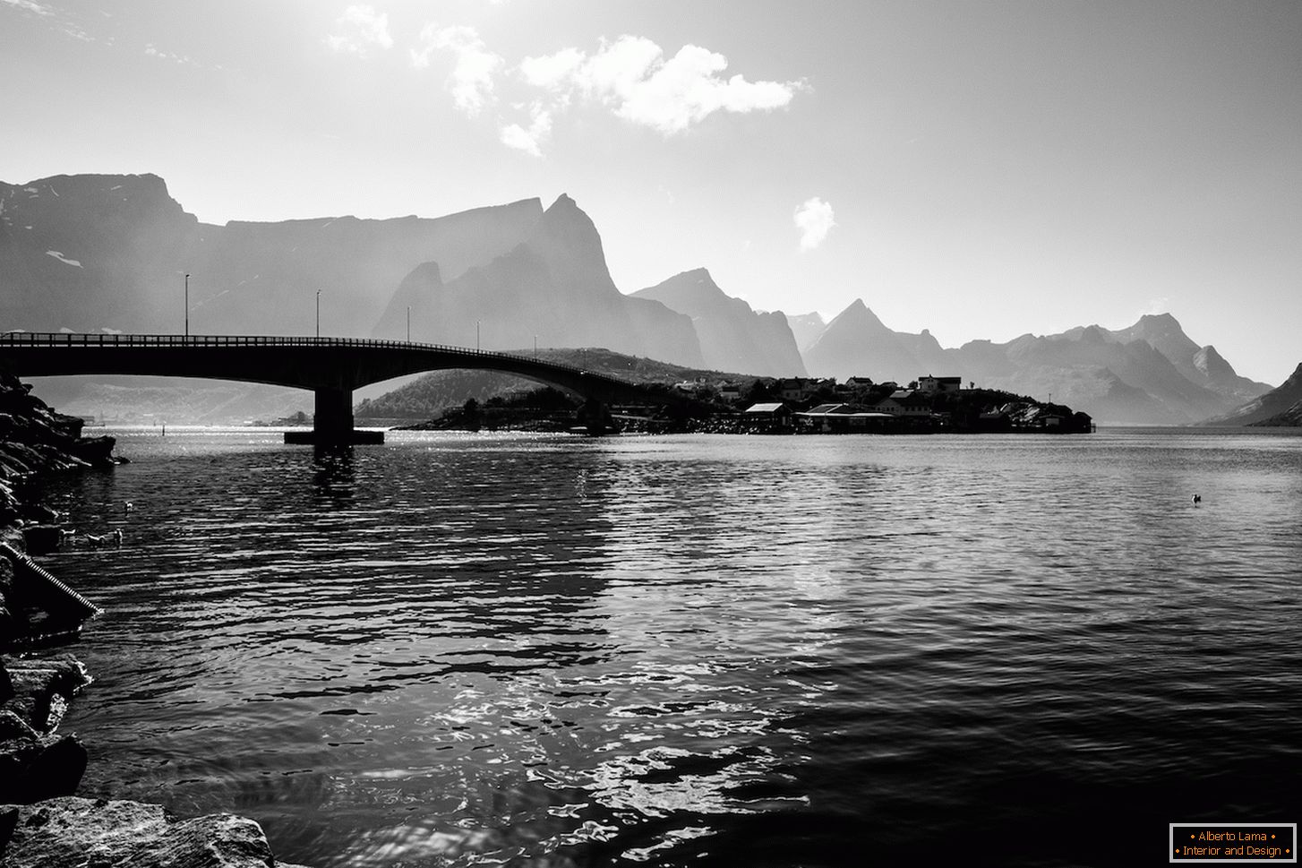 Fekete-fehér pillanatfelvétel a hídról
