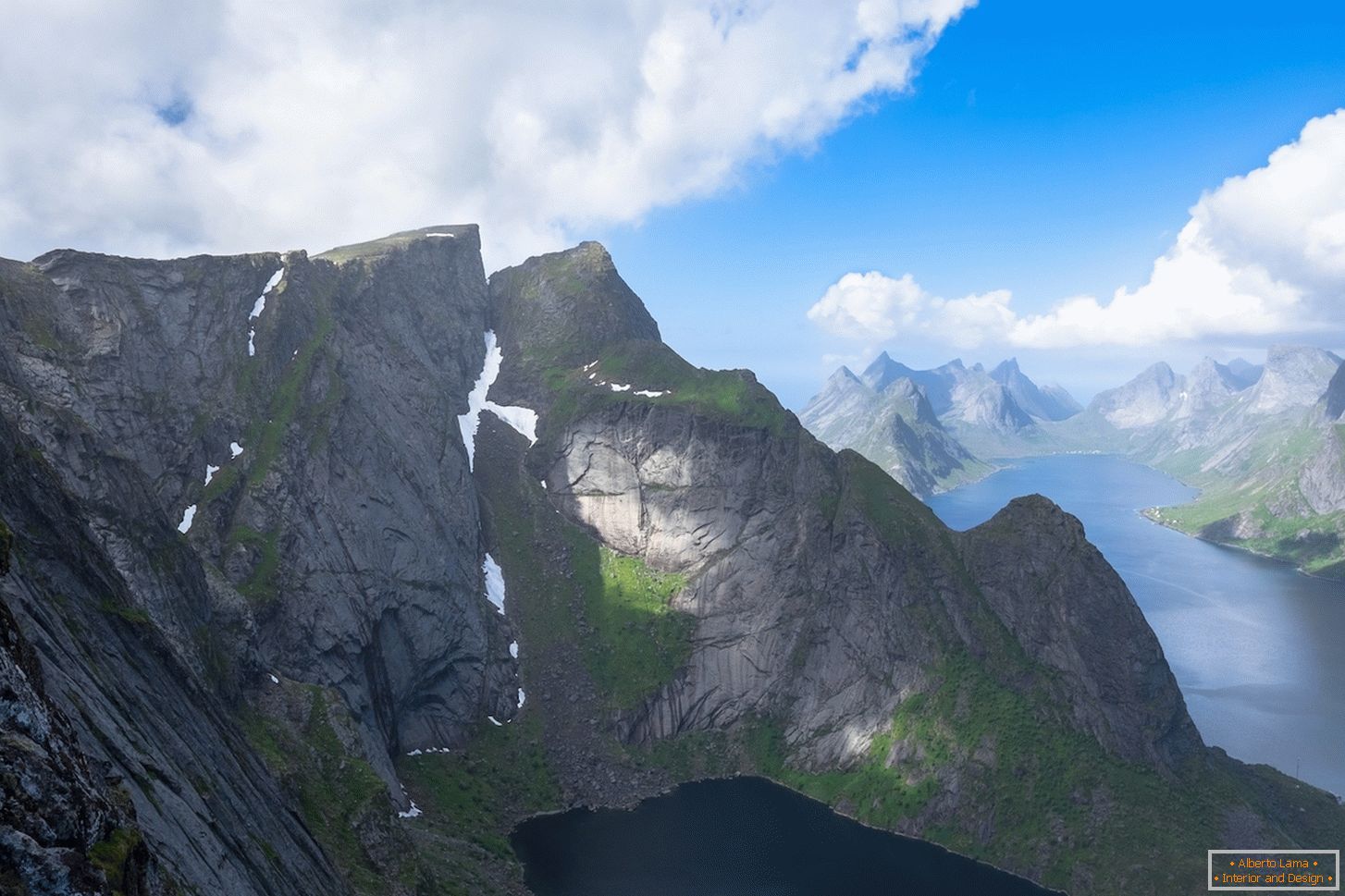Felejthetetlen kilátás Norvégia hegyeinek madártávlatáról