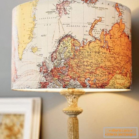 Asztali lámpa egy térképen