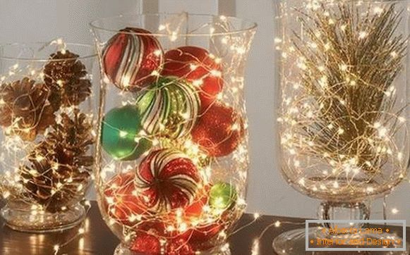 Újévi LED garland a ház dekorációjában az újévért