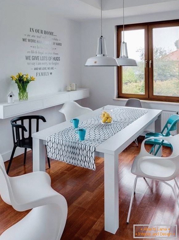 Fehér étkezőasztal és többszínű szék