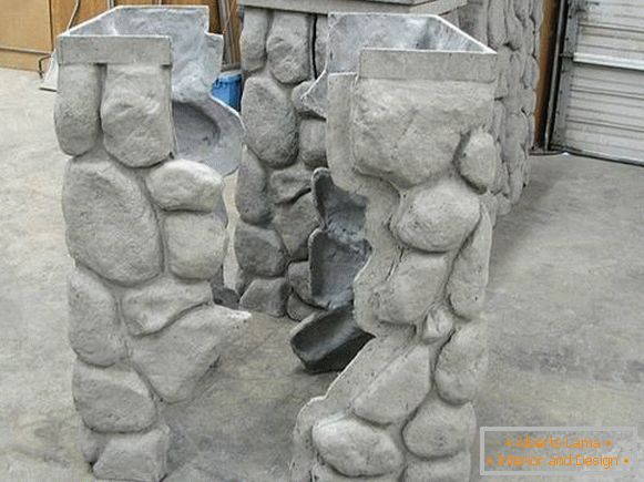 Homlokzati panelek a kő alatt a sarkok és oszlopok
