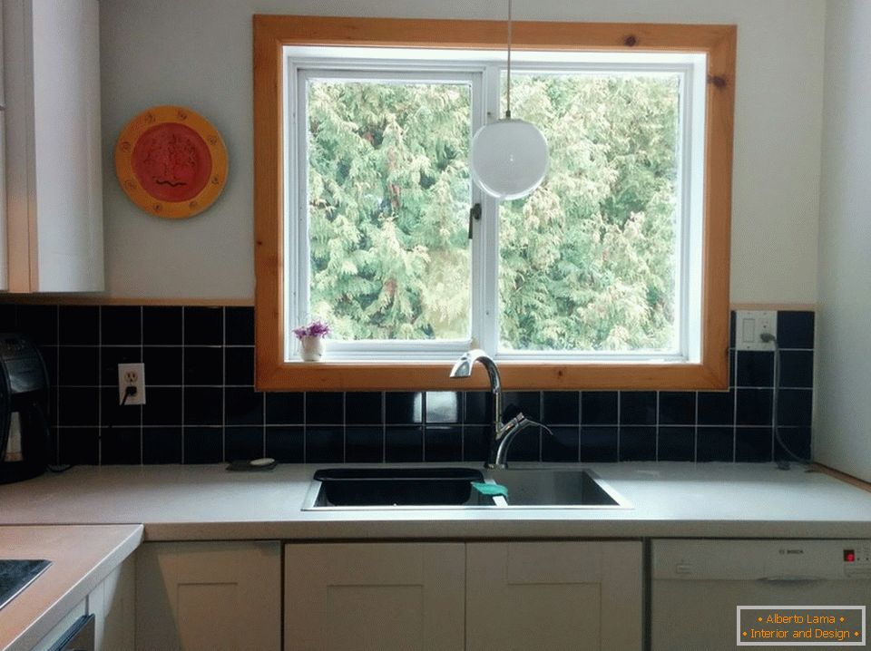 Nagy ablak egy kis konyhában
