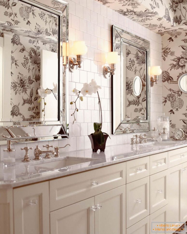 faszén-fehér-virágos-tapéta-fürdőszoba-Hyde-Evans-design