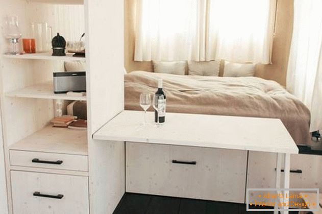Egy kis ház belső felépítése: раскладной столик в спальне
