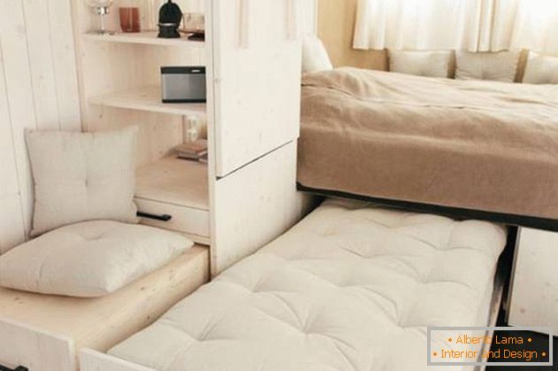 Egy kis ház belső felépítése: дополнительная кровать в спальне