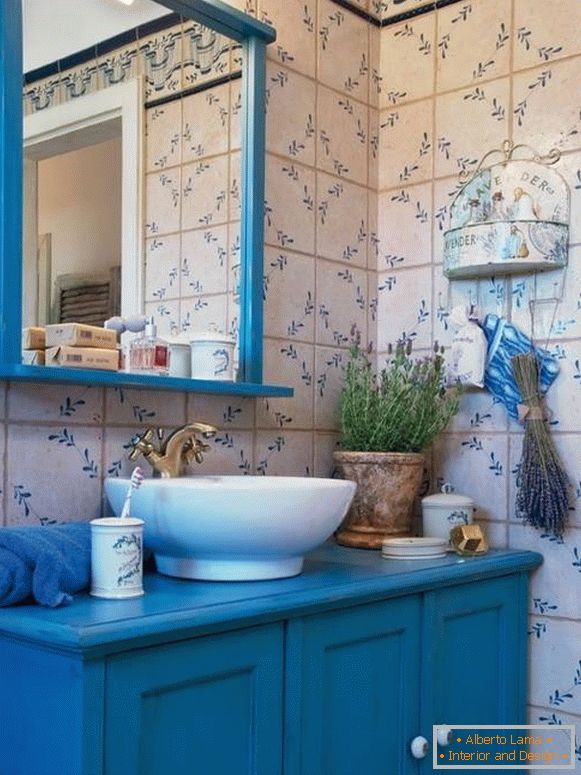 Kék fürdőszobai cserép Provence stílusban