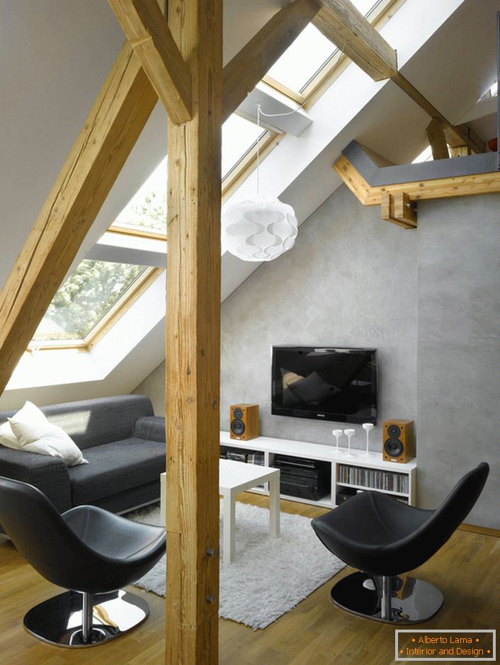 A tetőtér padlóján található tetőtéri stílusú iroda egy univerzális megoldás a kreatív emberek számára.