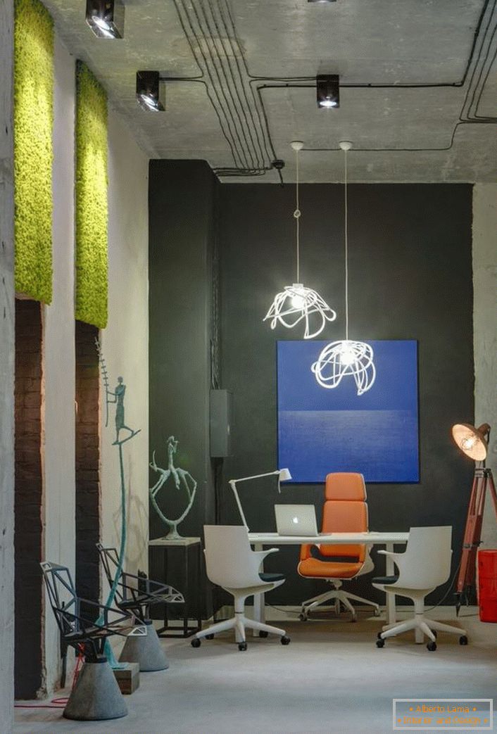 Egy koncepcionális tervezési megoldás irodai stúdió stílusban. Megfelelően kiválasztott bútorok, a nagyolás a szoba néz ki, mint harmonikus.