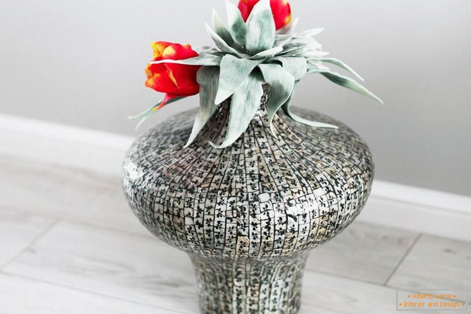 Dekoratív váza virágokkal