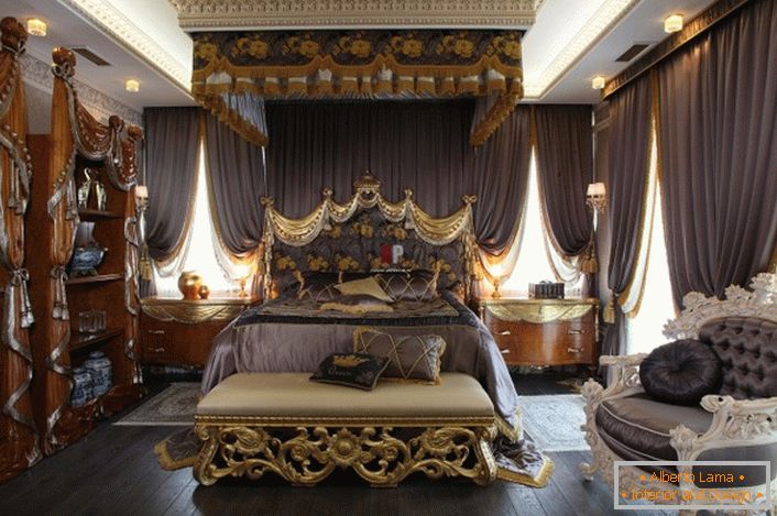 Luxus hálószoba barokk stílusban. A kompozíció közepén egy masszív ágy magas díszített fejléccel.